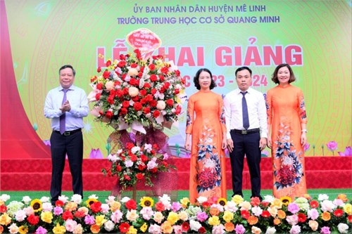 Phó Bí thư Thành ủy Nguyễn Văn Phong dự lễ khai giảng tại Trường THCS Quang Minh (huyện Mê Linh)