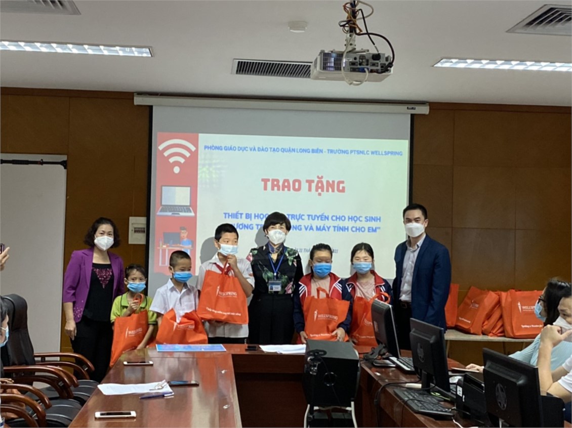 Ngành GD&ĐT quận Long Biên tổ chức Chương trình “ Sóng và máy tính cho em” trao hỗ trợ đợt 3 năm học 2021-2022